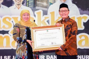 Gubernur Khofifah Terima Penghargaan Kepala Daerah Terbaik dari MUI Jatim