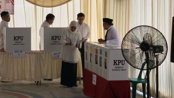 Nyoblos di TPS 31, Khofifah Berharap Pemilu 2024 Membawa Indonesia Lebih Maju