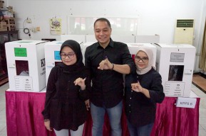 Kompak Berpakaian Hitam, Wali Kota Eri Nyoblos Bareng Keluarga di TPS 35