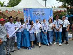 Petugas Pakai Seragam SMA,  TPS Unik di Surabaya ini Berkonsep Sekolah