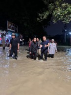 Tinjau Lokasi, Begini Strategi Wali Kota Eri Atasi Banjir Kiriman dari Gresik