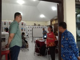 Caleg PSI Tinjau hingga Masuk Ruang Rekap Suara di Lima Kecamatan