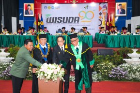 Hadiri Wisuda UPN Veteran Jatim, Pj. Gubernur Adhy: Perguruan Tinggi Harus Jadi Intellectual Capital