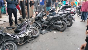 Ambulans Tabrak 5 Motor hingga Ringsek di Surabaya