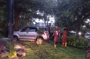 Sopir Mabuk, Terios Tabrak Pembatas Jalan hingga Masuk Taman di Surabaya