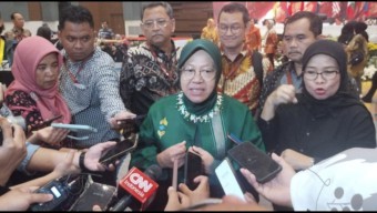 Mensos Risma Relokasi Keluarga Korban Pelecehan Ayah Tiri di Surabaya
