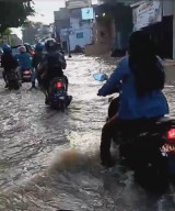 Badai Seharian Sebabkan Banjir, Pohon Tumbang dan APK Rusak di Surabaya