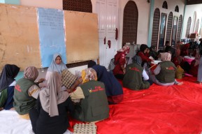 Melvia, Sosok Pendamping Program Bansos Setia Mengabdi di Tengah Musibah Pesisir Selatan