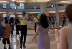 Suasana Panik Pengunjung Mal di Surabaya Akibat Gempa Susulan