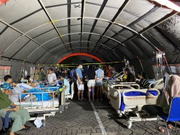 Dievakuasi Pascagempa, Ratusan Pasien RS UNAIR Dirawat di Tenda Darurat