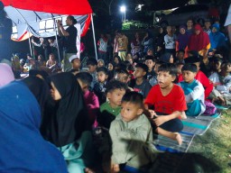 Pulihkan Trauma, Polisi Berkostum Badut Hibur Anak-anak Bawean