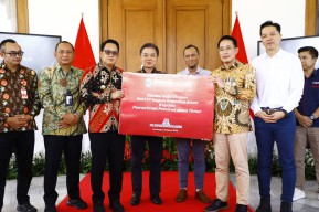 Pemprov Jatim Salurkan Bantuan Bantuan Baja Ringan ke Pulau Bawean