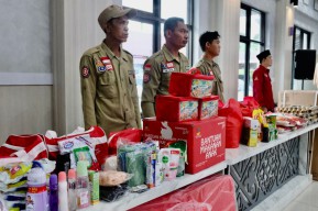 Kemensos dan Komisi VIII DPR RI Salurkan Bansos di Tangerang