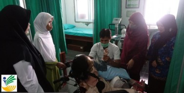 Kemensos Beri Kursi Roda Adaptif pada Penyandang Cerebral Palsy di Ciamis