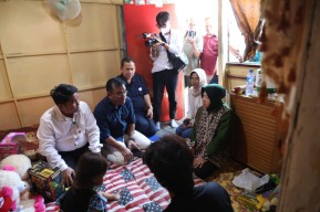 Tegas! Mensos Risma Datangi Rumah Pelaku Kekerasan Terhadap Anak di Situbondo, Begini Pertemuannya