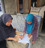 Kemensos Berbagi Kebutuhan Hidup Lansia Sebatang Kara di Indramayu