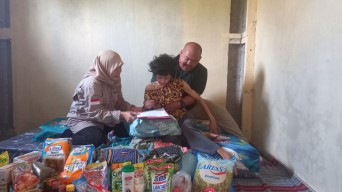 Kemensos Bantu Sekeluarga Penderita Lumpuh Layu di Lebak Banten
