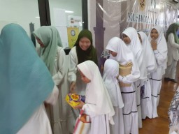 SMP Labshool Unesa 3 Sambut Ramadan dengan Berbagi Takjil dan Sembako
