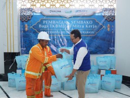 Pelindo Terminal Petikemas Bagikan 16.000 Paket Sembako Gratis