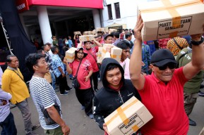 Pemkot Surabaya Bagi-bagi 14 Ribu Bingkisan Lebaran untuk Satgas Penunjang