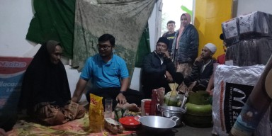 Kemensos Hadir Bantu Nenek yang Tinggal di Gubuk Beratap Terpal di Garut