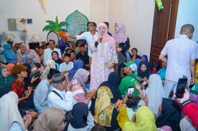 Sejumlah Pejabat Berlebaran di Rumah Khofifah