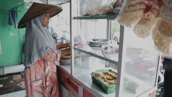 Begini Kisah Bu Rusih, Pedagang Lotek yang Dapat Bantuan PENA Kemensos