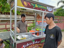 Merawat Tiga Adik Balita, Siswa Madrasah Dapat Bantuan Kemensos