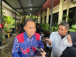 Eri Cahyadi Wali Kota Surabaya Pertama Raih Satyalancana Karya Bhakti Praja Nugraha