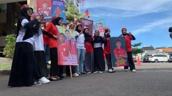 Apresiasi Kawan Kuliah, Mahasiswa UMSurabaya Keliling Bawa Foto Rizky Ridho