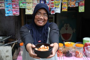 Penjual Seblak Berhasil Kembangkan Bisnis Berkat PENA Kemensos di Bandung