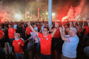 Pj. Gubernur Adhy Puji Antusias Warga Surabaya di Final Piala AFC