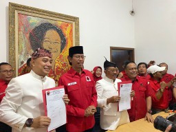 Eri-Armuji Resmi Daftar Bacawali dan Bacawawali di PDIP, Siapa Menyusul?