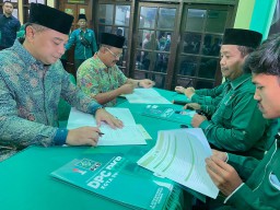Eri-Armuji Resmi Daftar Pilwali Surabaya di PKB