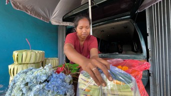 Kisah Sukses Made Suliati, Penerima PKH di Bali dengan Berdagang Canang