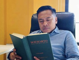 Arif Fathoni, Antara Dampingi dan Saingi Eri Cahyadi di Pilwali Surabaya