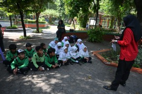Hotel Shangri-La Ajak Siswa SD Tanwir Surabaya Belajar Jenis Flora