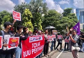 Koalisi Masyarakat dan Pers Nyatakan Tolak RUU Penyiaran di Surabaya