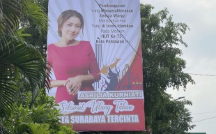 Maju Cawali Jalur Independen, Asrilia Kurniati Sebar Baliho Ucapan HUT Surabaya