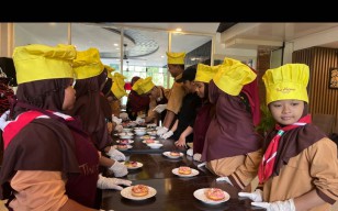 Alana Surabaya Peringati Hardiknas dengan Memasak bersama Murid SLB