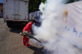 Cegah Demam Berdarah, PPIH Embarkasi Surabaya Lakukan Fogging