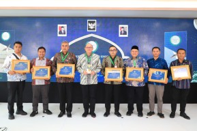 Pemprov Jatim Borong 8 Penghargaan Anugerah Adinata Syariah 2024