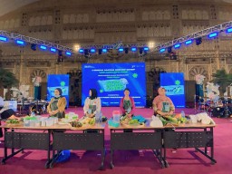 HUT ke-25, PNM Cabang Surabaya Gelar Lomba Masak Rujak Cingur untuk Nasabah Mekaar