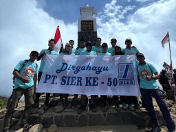 Rayakan HUT SIER, Karyawan Bentangkan Ucapan di Puncak Gunung Lawu