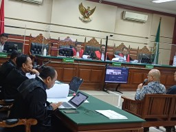 Pengadilan Negeri Tipikor Surabaya Kembali Gelar Sidang, Irwan Mussry Mengelak Berikan Uang Kepada M