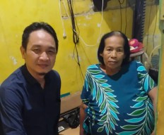 Gerak Cepat, Pemkot Surabaya Beri Bantuan Medis Lansia Penderita Kanker Rahim