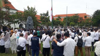 Ratusan Dokter Gelar Aksi, Kembalikan Prof.BUS Dekan FK Unair!