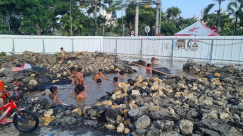 Pipa PDAM Bocor, Air Tumpah, Anak-Anak Bermain di Kubangan