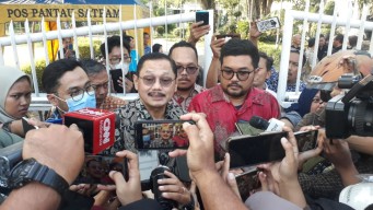 Diberhentikan Paksa, Prof. BUS dan Tim Advokasi Datangi Rektorat UNAIR