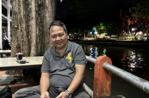 Hampir Bangkrut dan PHK Karyawan, Bos Kontraktor Surabaya Malah ke Korea